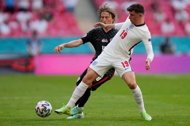 乌克兰翻盘里昂，福登点燃赛场的简单介绍