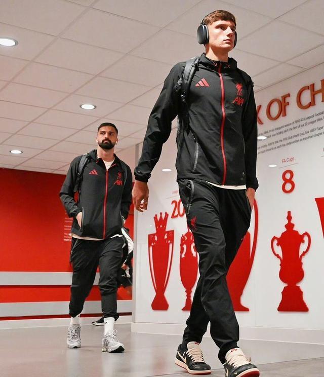 利物浦后卫受伤离场，恐影响球队战斗力